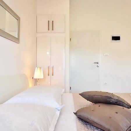 Studios Silver Split Room photo