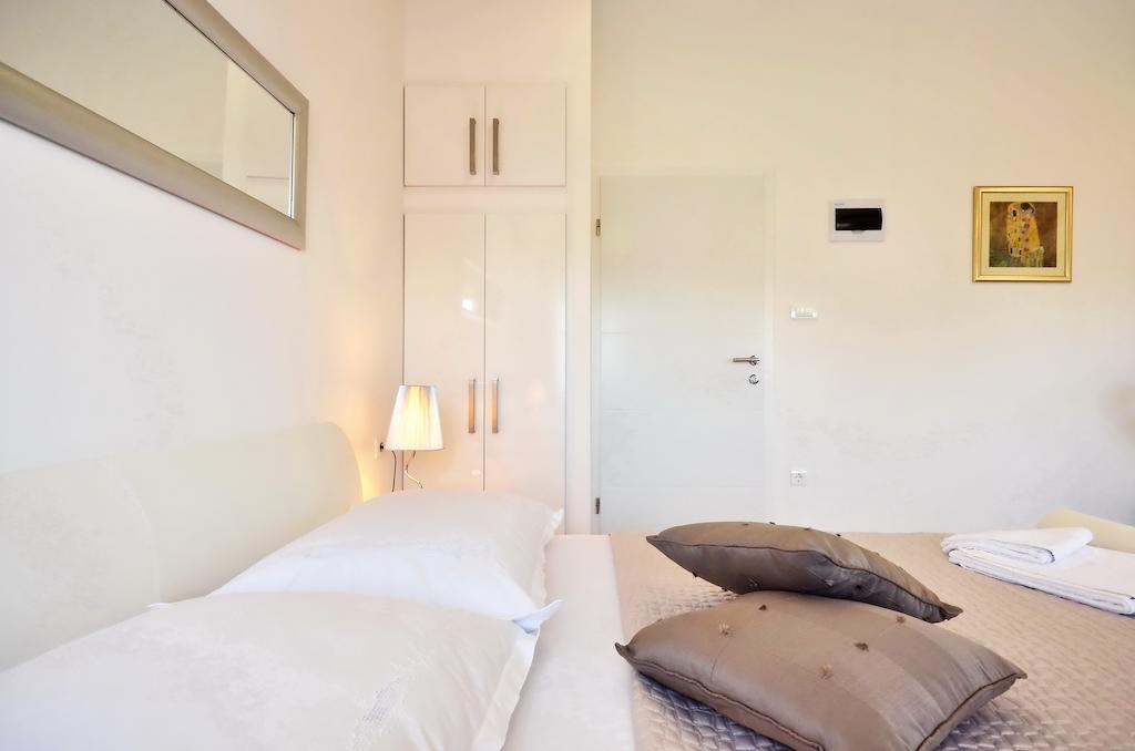 Studios Silver Split Room photo